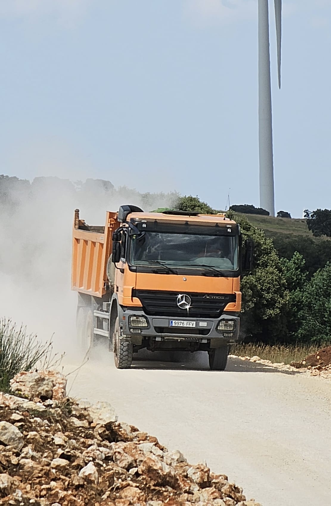 Mercedes Actros 3341 de Transportes Eva María Navarro trabajando en obra